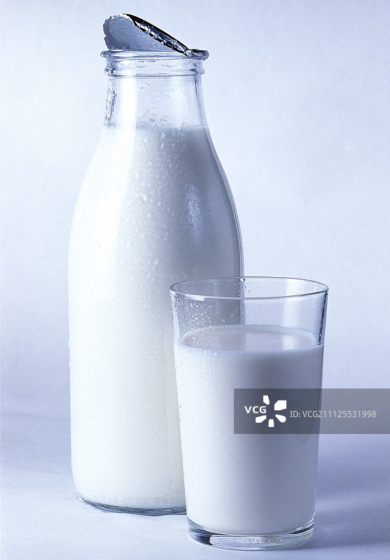 玻璃杯和一瓶牛奶图片素材