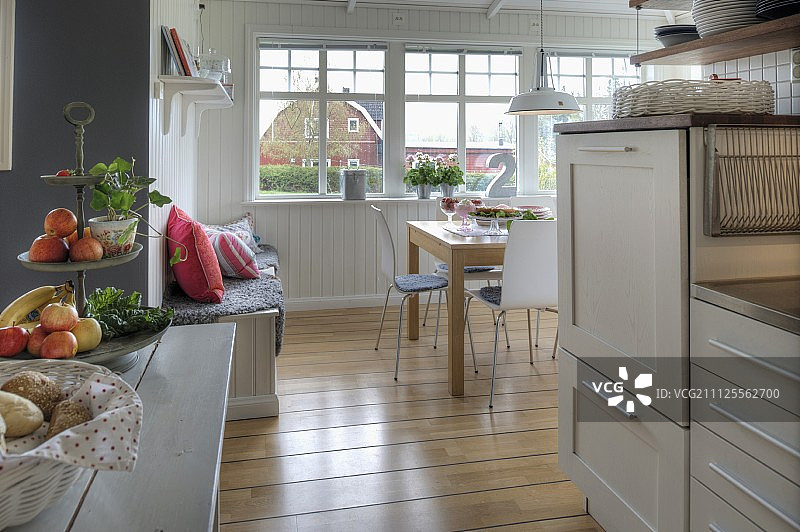 白色厨房餐厅，橡木地板，瑞典木屋图片素材