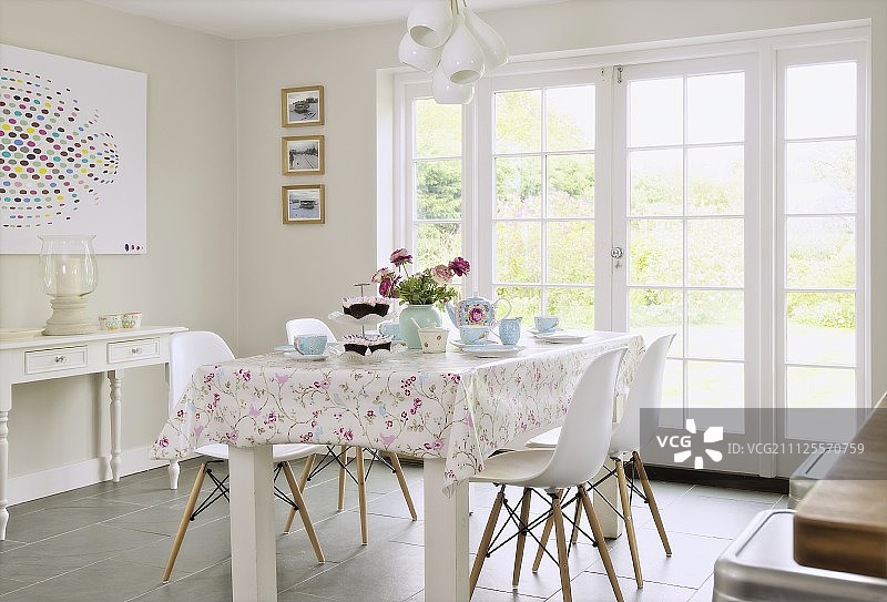 质朴的用餐区与白色古典椅子在露台门前图片素材