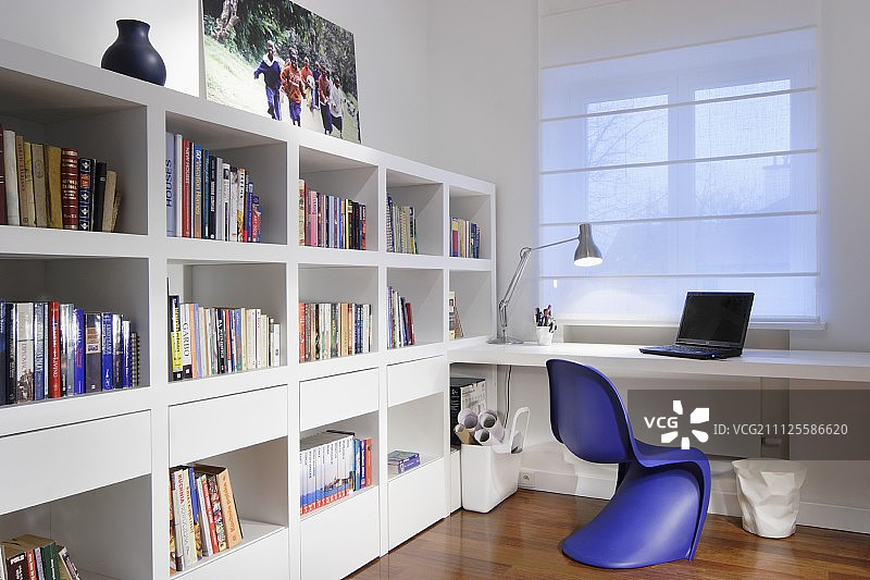 紫色，复古，塑料壳的桌子，窗户下有关闭的卷帘;白色书架与抽屉元素在一边图片素材
