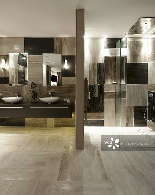 男性浴室，地板水平的淋浴和格子墙砖图片素材