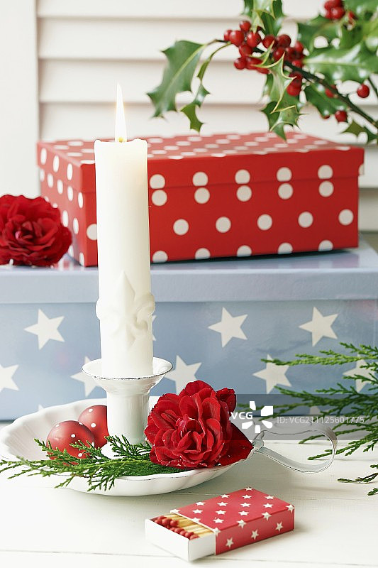 蜡烛台，玫瑰，火柴盒包装包装和礼品盒背景的降临安排图片素材