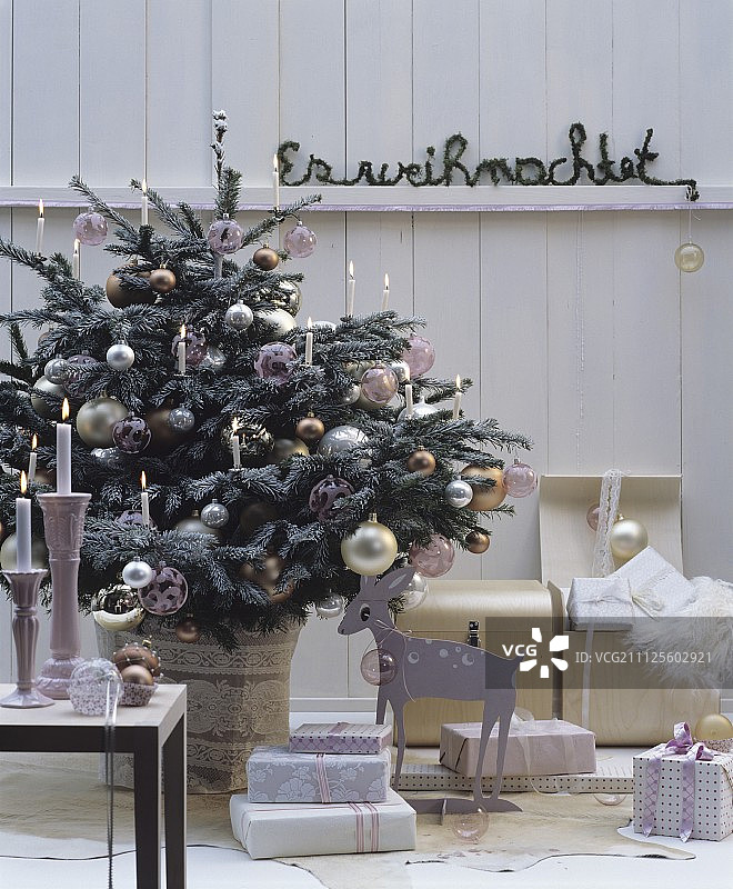 节日装饰的房间，圣诞树，礼物和蜡烛图片素材