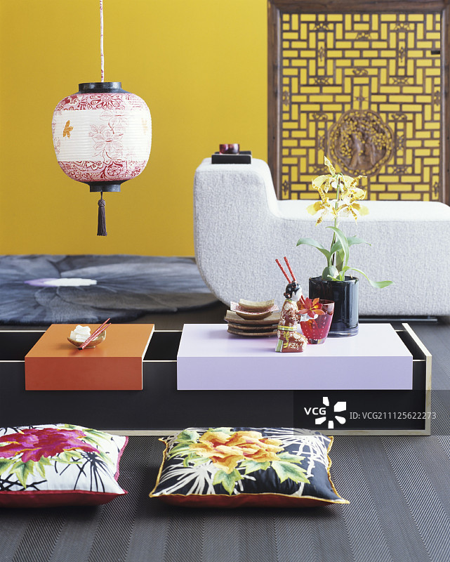 低东方餐桌，地垫，现代休闲椅和黄色墙壁图片素材