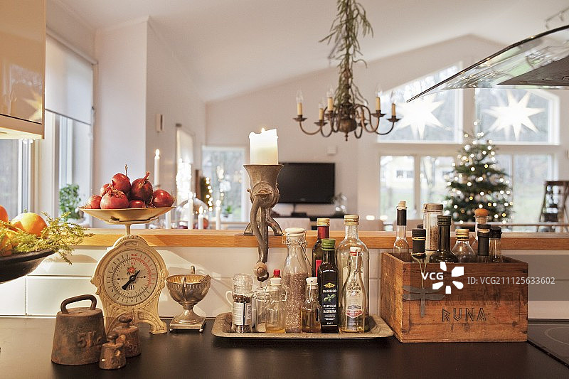 在柜台前的老式厨房用具和装饰的圣诞树在客厅的背景图片素材