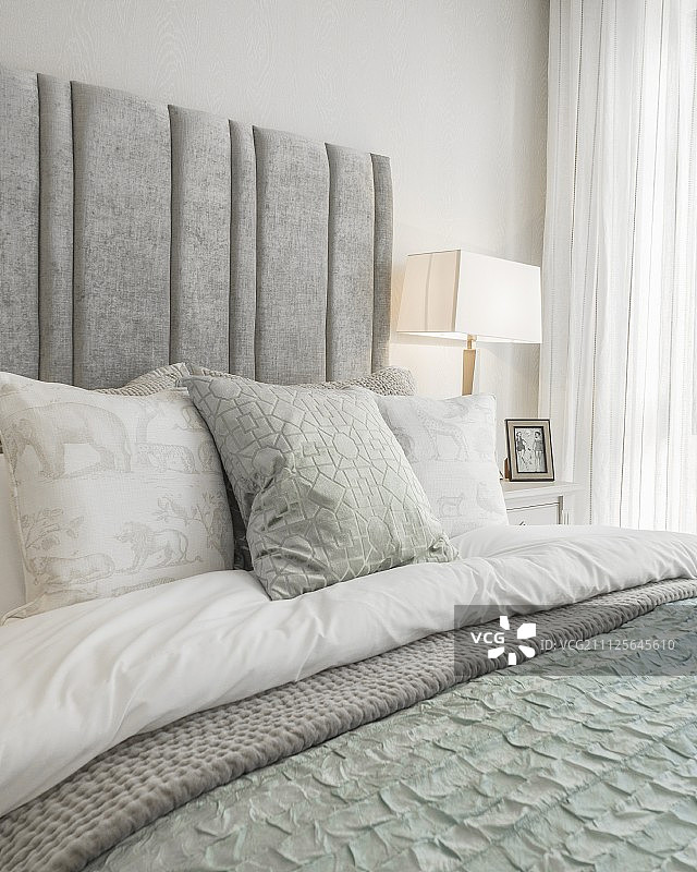双人床配有精美的床单和软垫床头板图片素材