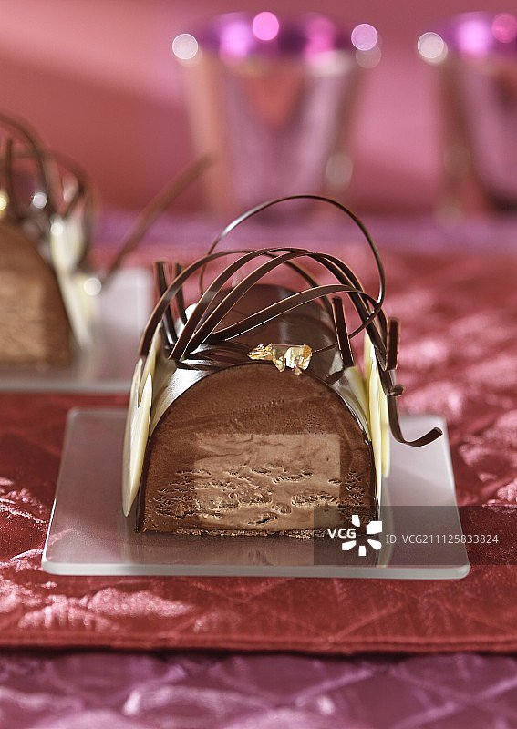 三个巧克力圣诞冰原木蛋糕图片素材