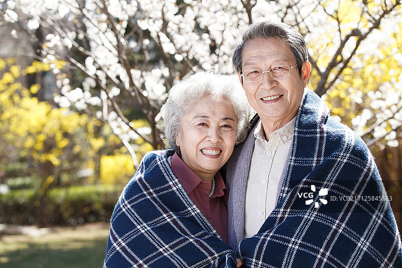 欢乐的老年夫妇晒太阳图片素材