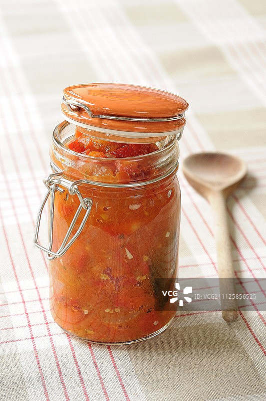 一罐红辣椒和番茄酱图片素材