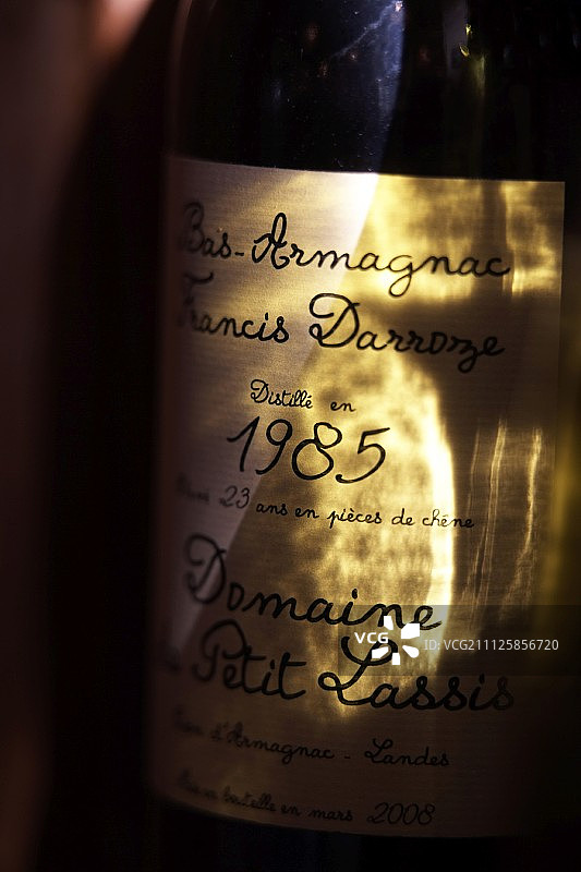 一瓶1985年弗朗西斯·达洛兹的阿玛尼亚克葡萄酒图片素材