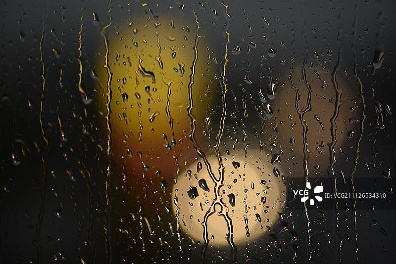 小雨打在窗口图片素材