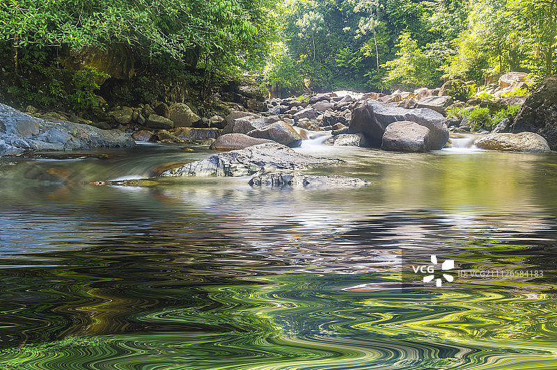 马来西亚肯伊尔湖森林深处的瀑布图片素材