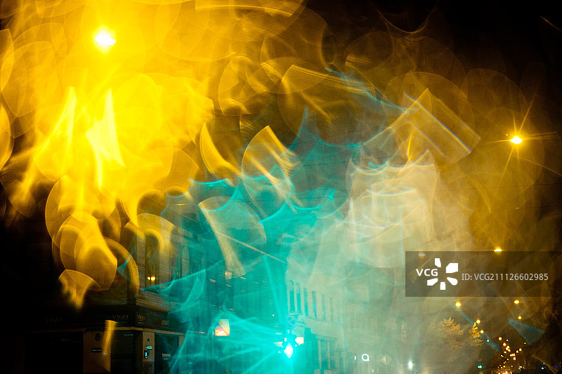 夜晚灯光在城市街道上划过图片素材
