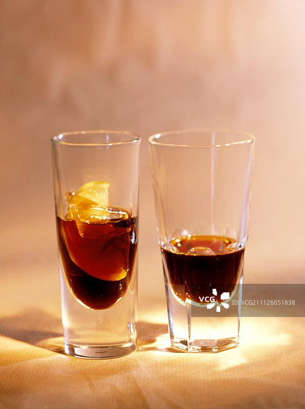 两杯苦的消化酒:Averna & Ramazzotti图片素材