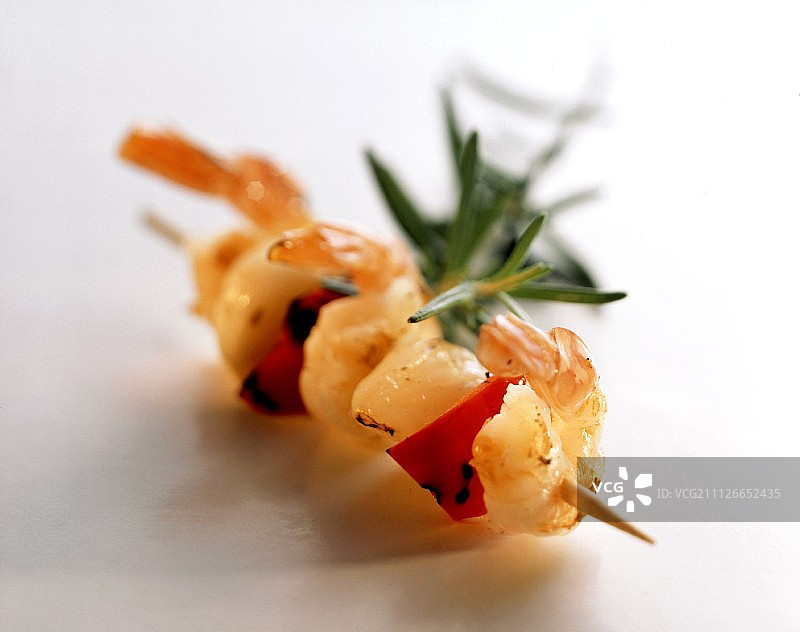 虾和蔬菜迷迭香串图片素材