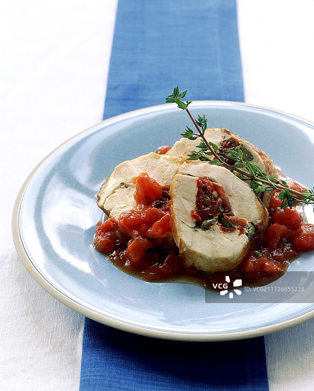 鸡胸肉，蕃茄和刺山柑馅图片素材