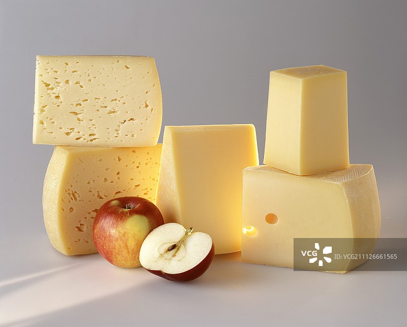 卡林西亚产的各种硬奶酪和苹果图片素材