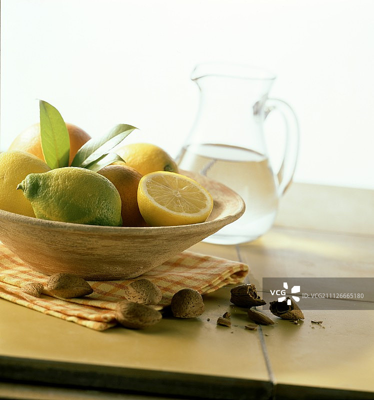 地中海式的静物碗里有柠檬，杏仁图片素材