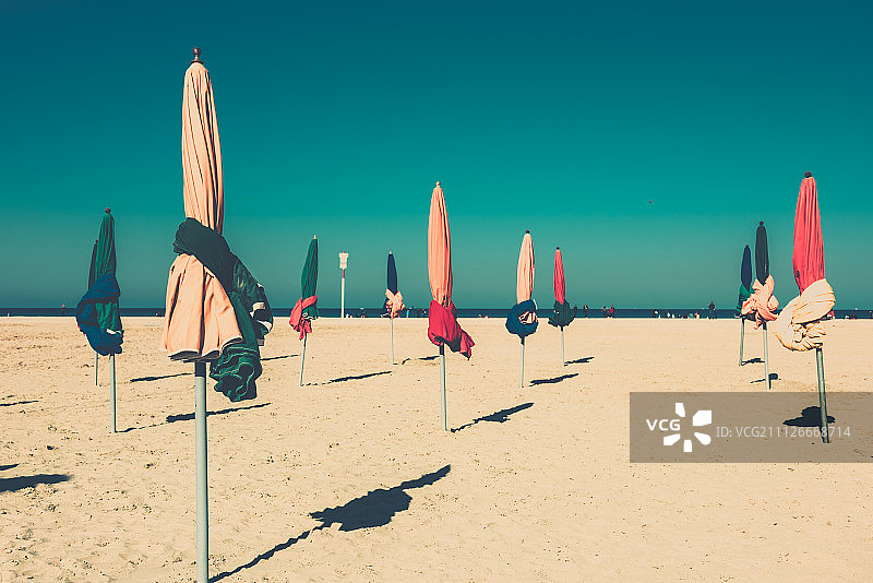 多维尔海滩上著名的彩色阳伞图片素材