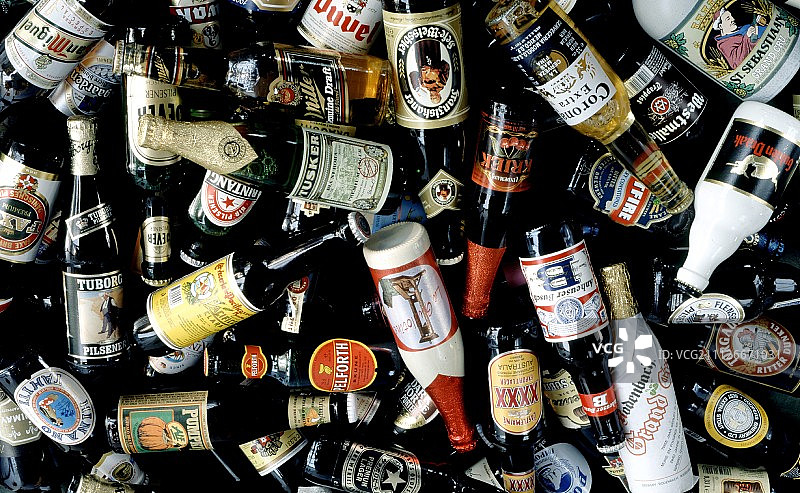 许多来自不同国家的啤酒瓶图片素材