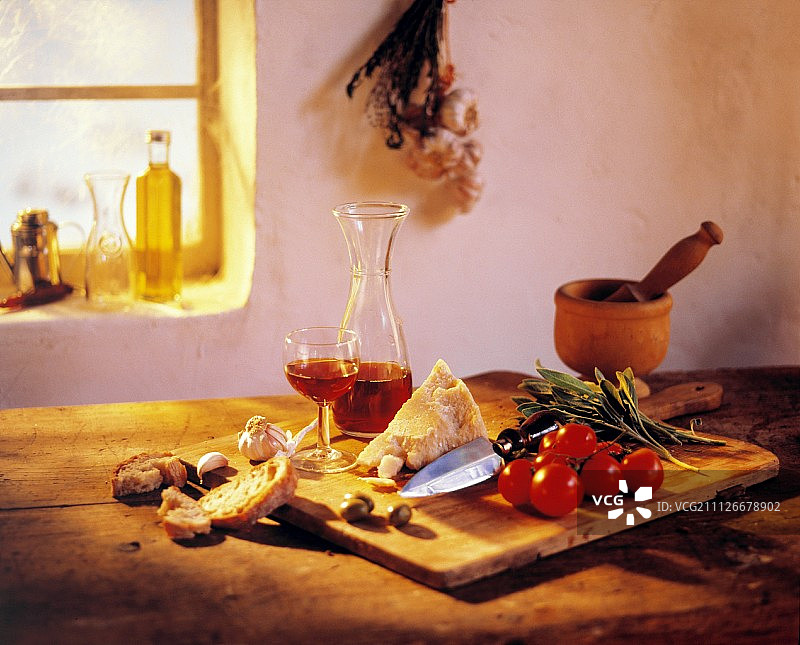 意大利静物画，配帕尔马干酪、番茄、红酒等图片素材