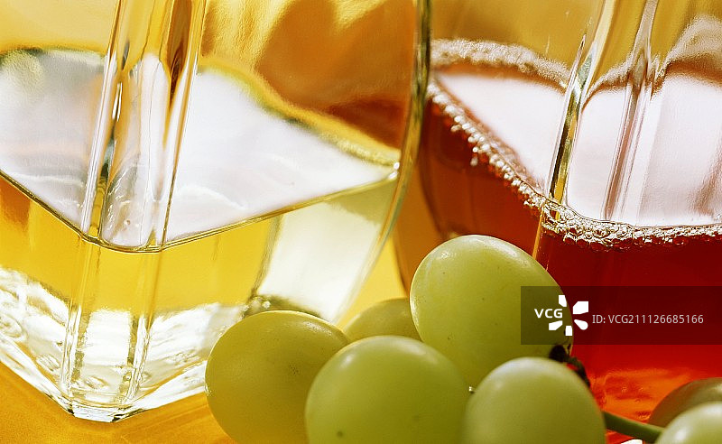 两种不同类型的果醋;绿色的葡萄图片素材