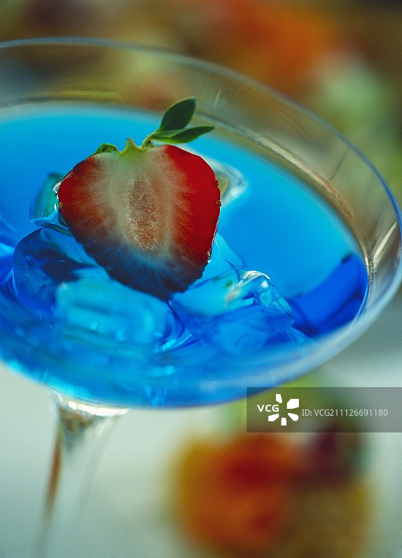蓝柑和草莓鸡尾酒图片素材