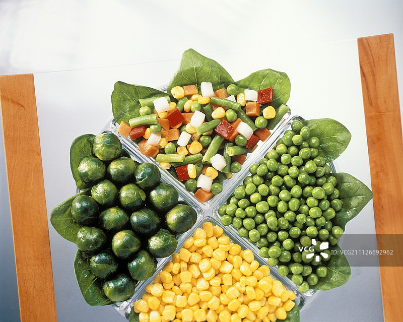 甜玉米，豌豆，杂烩蔬菜和球芽甘蓝图片素材