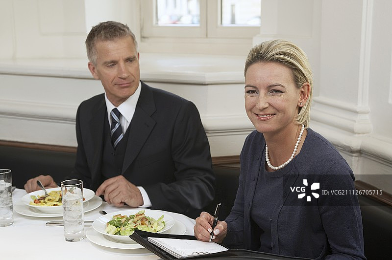 商人和秘书在餐厅吃饭图片素材