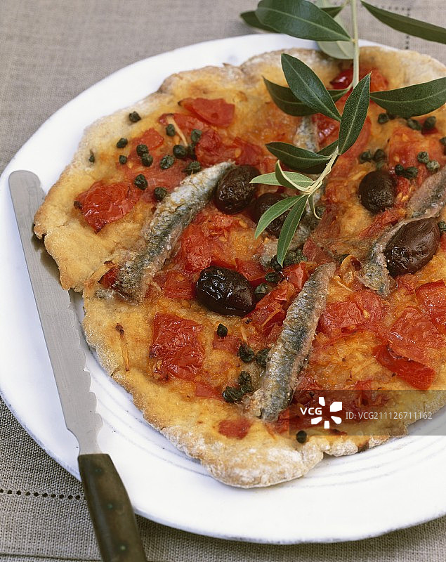 凤尾鱼、刺山柑和橄榄披萨(意大利)图片素材