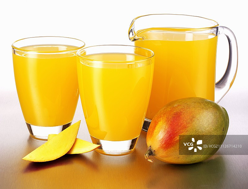 玻璃杯和玻璃杯里的芒果汁图片素材