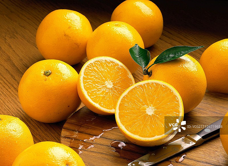 整个橙子加一个减半的橙子/nSee图片#606481图片素材