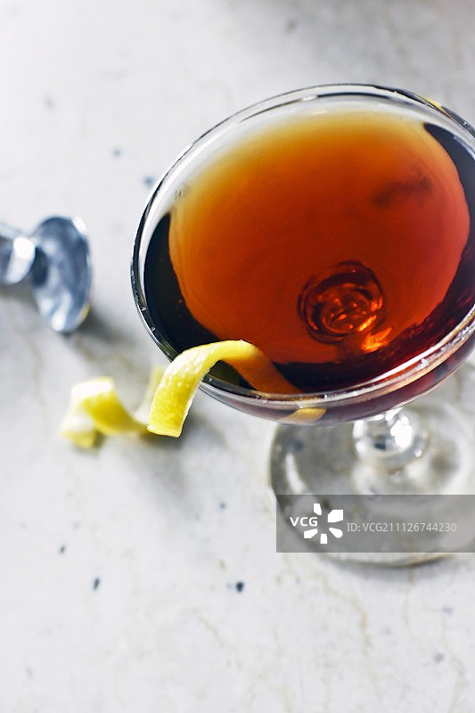 杜松子酒和苦艾酒的马丁内斯鸡尾酒图片素材