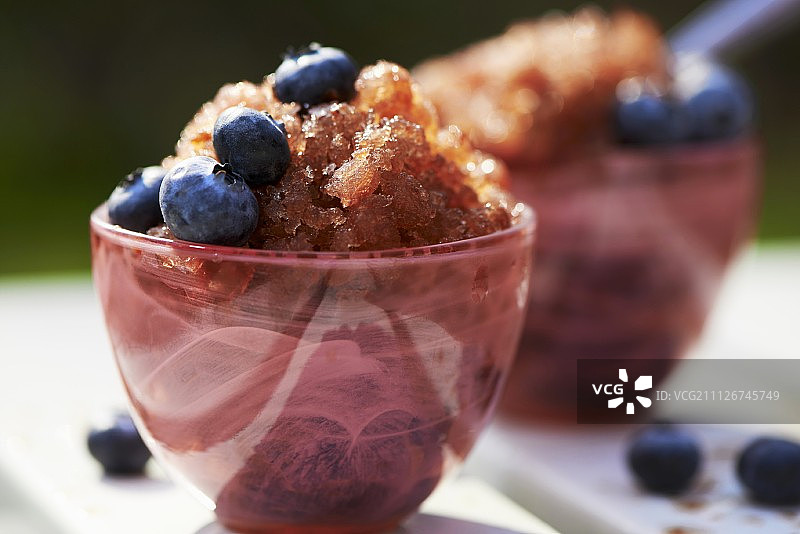 蓝莓格兰尼塔与新鲜蓝莓在粉红色的玻璃碗图片素材