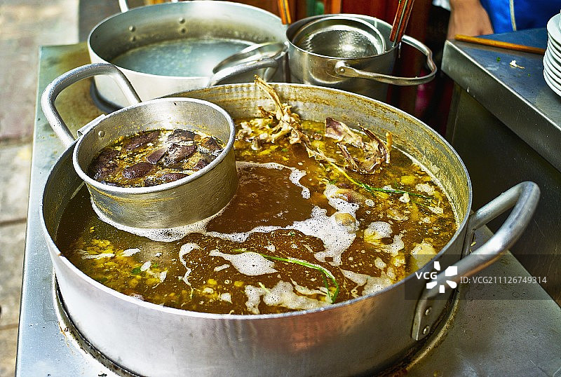 在越南海防市的一个市场里，在一个大桶里煮鸡汤图片素材
