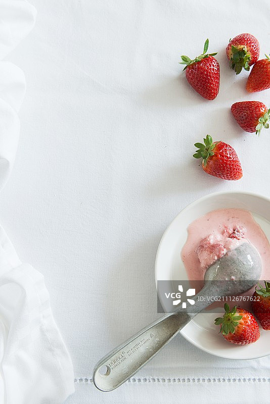 草莓冰淇淋和新鲜草莓图片素材