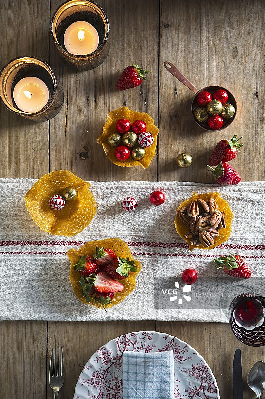 圣诞装果仁、草莓和坚果的威化饼碗图片素材