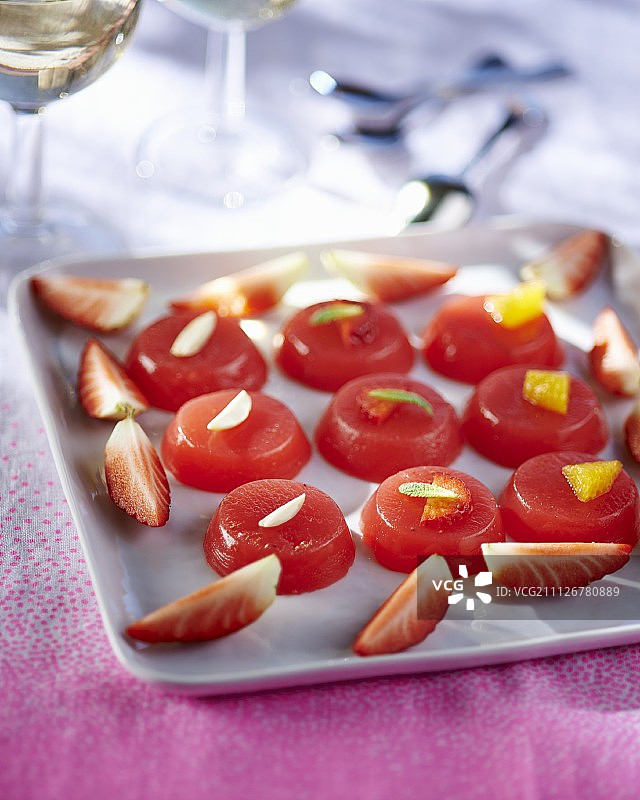 草莓杏仁和薄荷果冻图片素材