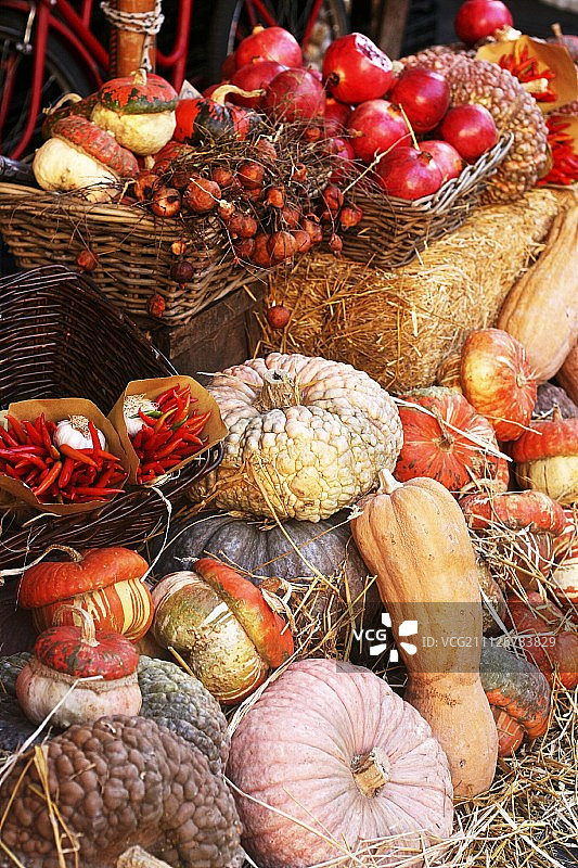 一个秋季的安排，以南瓜，南瓜，水果和蔬菜在市场图片素材