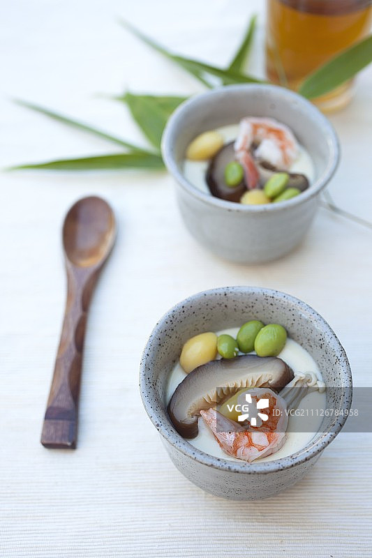 日式鸡蛋汤(日本鸡蛋汤)配香菇、木豆、毛豆、银杏和对虾图片素材