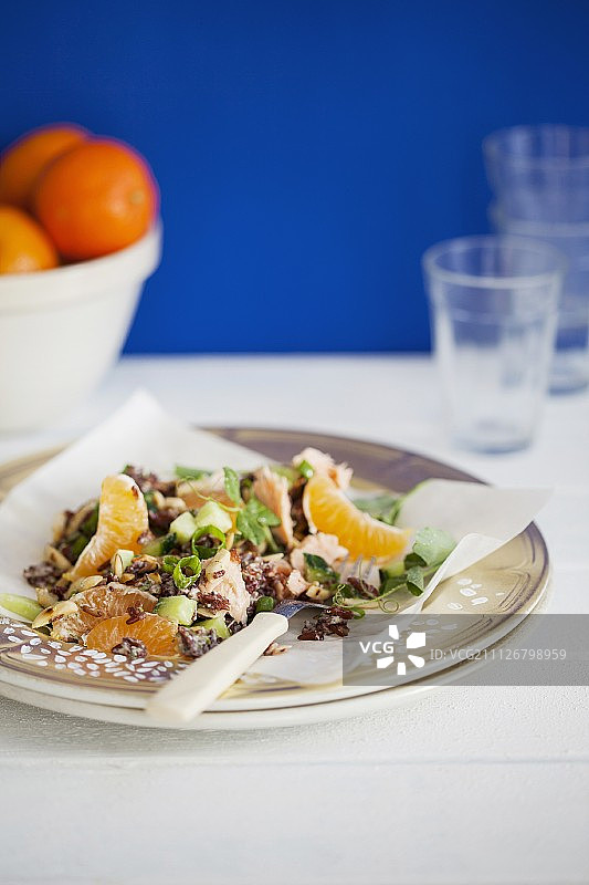 热米饭沙拉，三文鱼，小柑橘和奶油莳萝酱图片素材