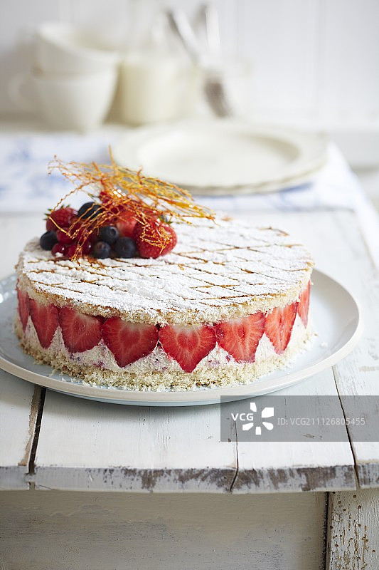 草莓冰箱蛋糕混合浆果和焦糖丝图片素材