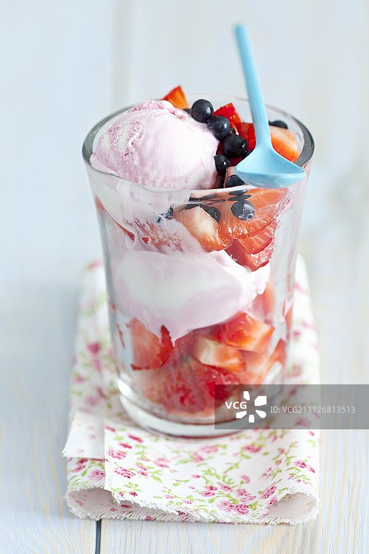 草莓冰淇淋加草莓和蓝莓图片素材