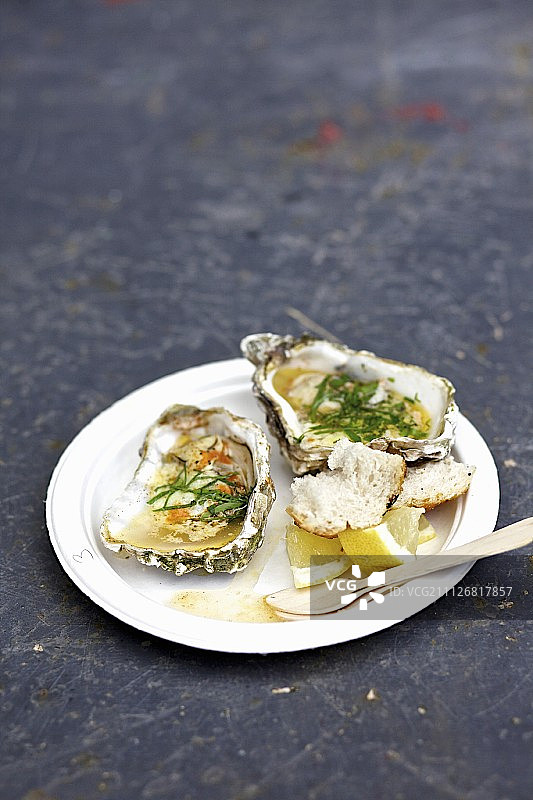 烤牡蛎配柠檬和欧芹图片素材