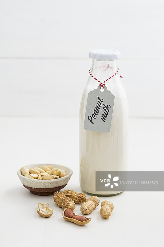 玻璃瓶里的花生牛奶图片素材