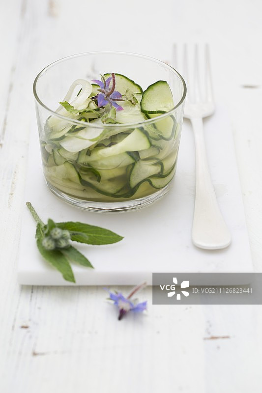 黄瓜沙拉在玻璃碗与琉璃苣花图片素材