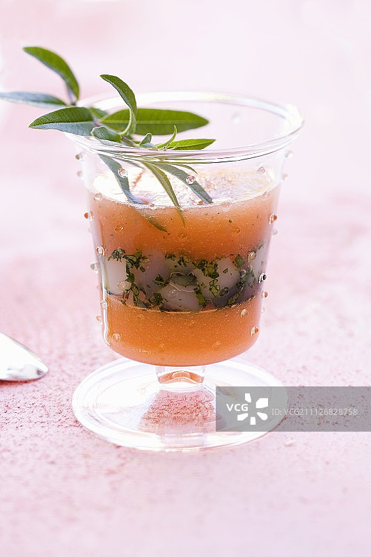 瓜和马鞭草汤扇贝鞑靼和瓜果冻在一个玻璃杯图片素材