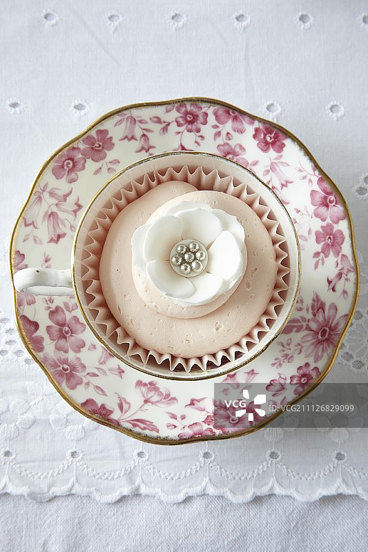 一个浪漫的情人节鲜花纸杯蛋糕装在茶杯蛋糕里图片素材