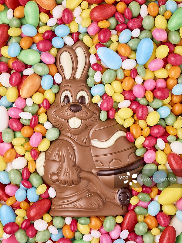 彩色的糖蛋和一只巧克力兔子图片素材