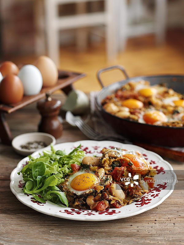 西葫芦烩菜，黄油豆和煎蛋图片素材